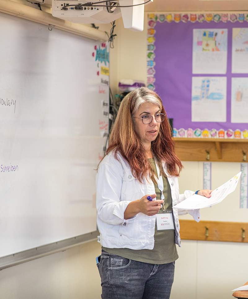 4th/5th grade teacher teaching class.