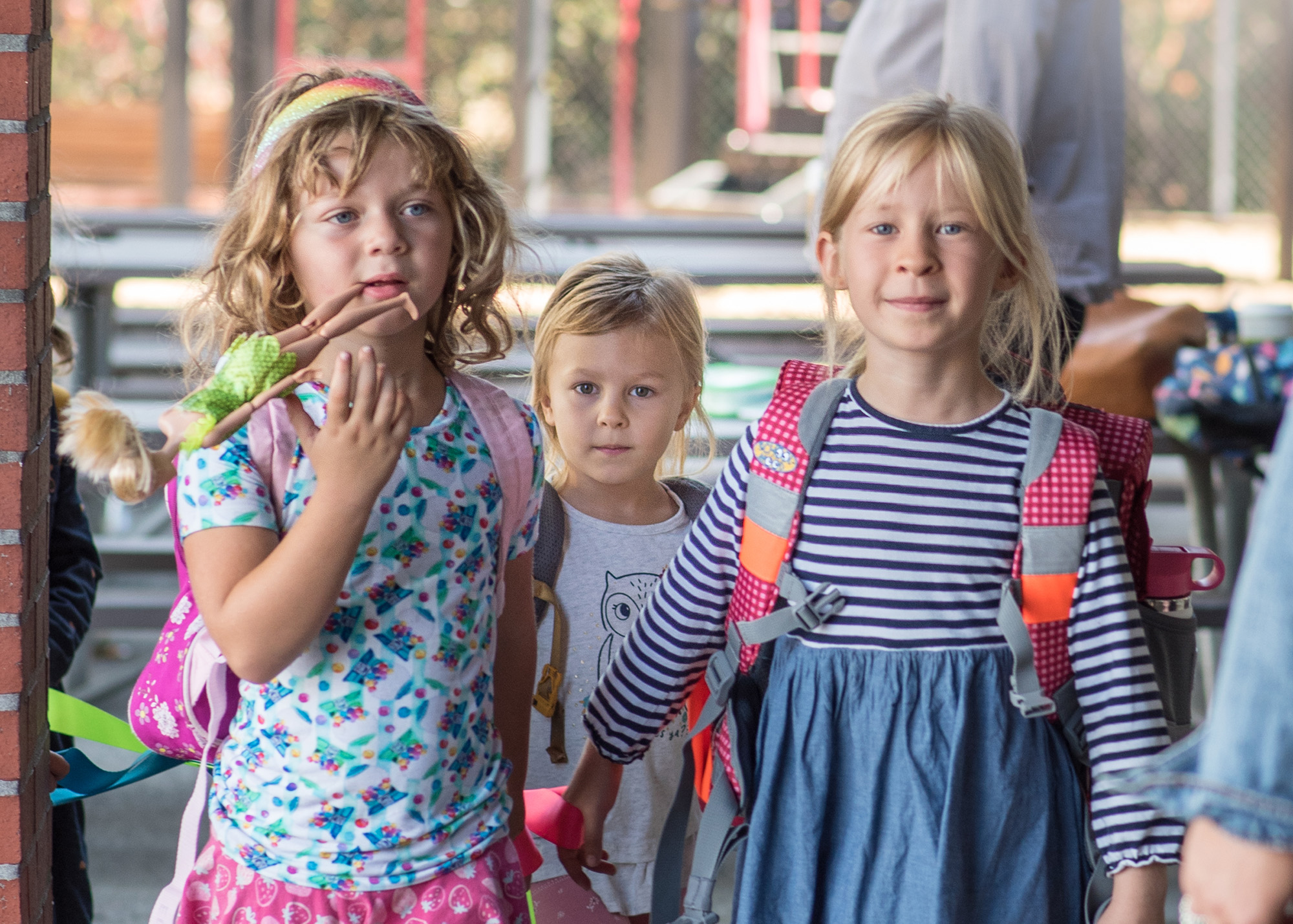 Three young students headed in to German class.